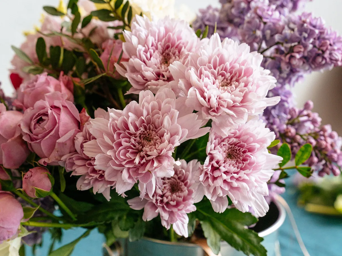 Rijk boeket met seizoensbloemen en groen