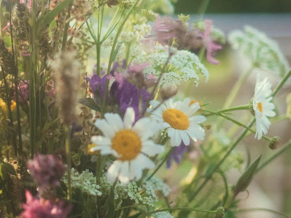 Los gebonden veldboeket met kleine bloemen